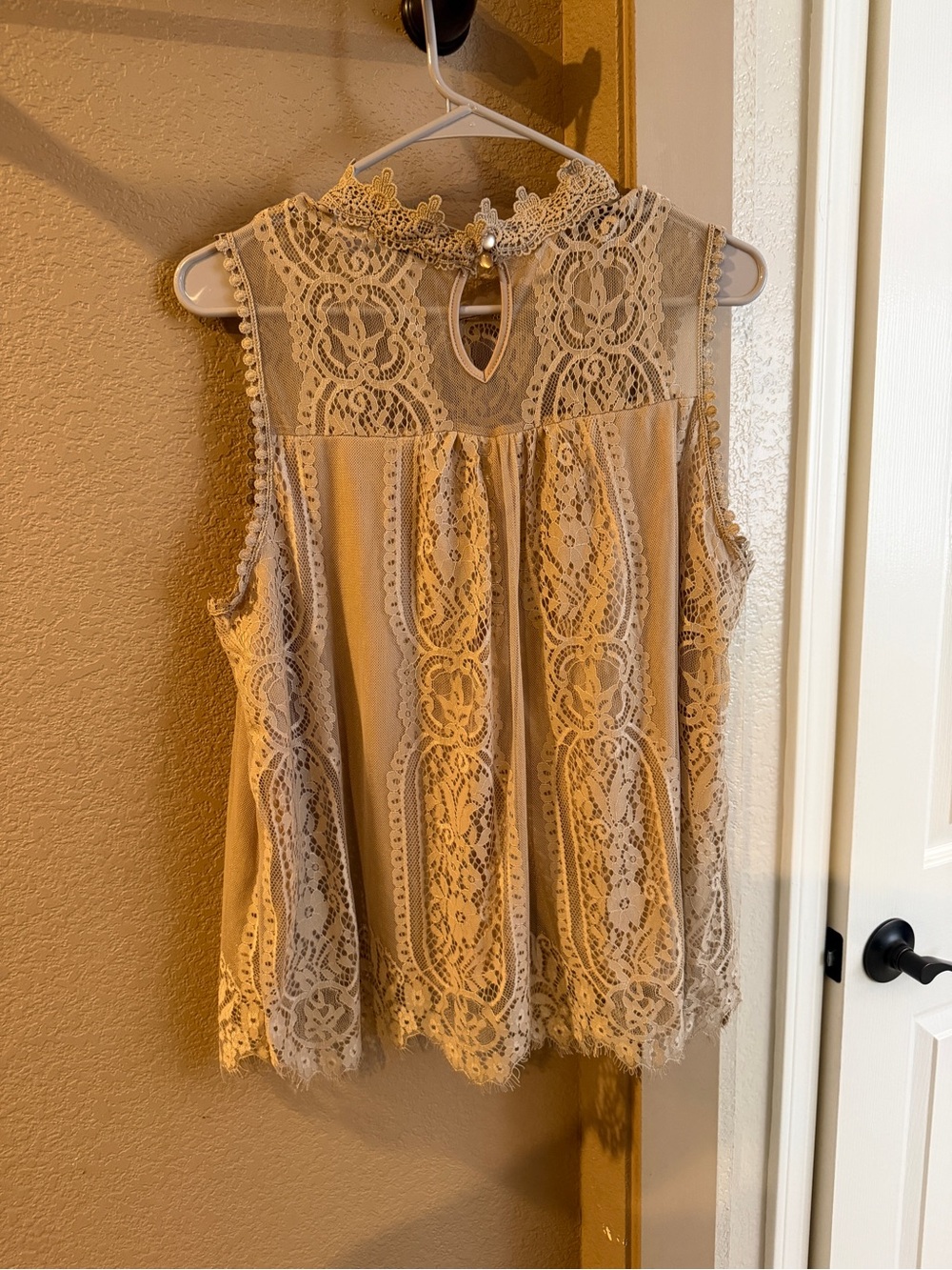 Notations Beige Lace Sleeveless Camisole - Picture 4 of 5
